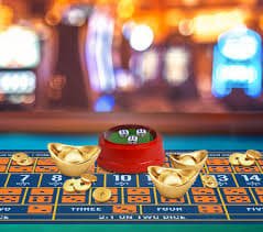 Dealer announcing round results at kopitogel login roulette table
